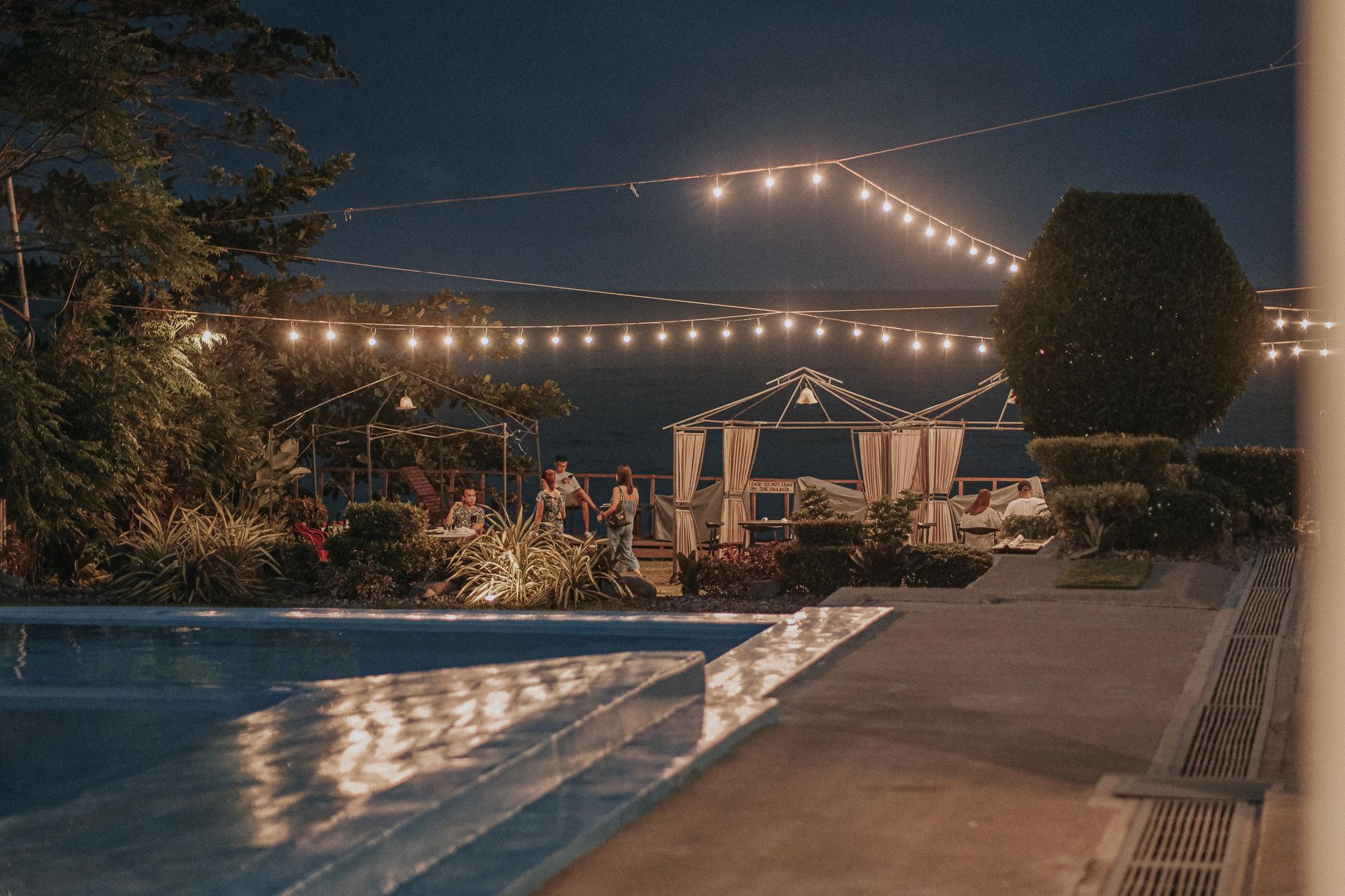 Painel de LED em área de lazer com piscina